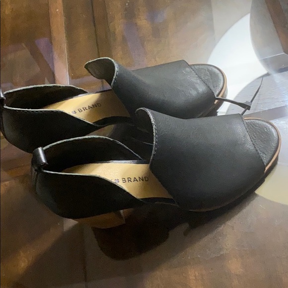 Lucky Brand Junai Leather Sandals. - Picture 10 of 14